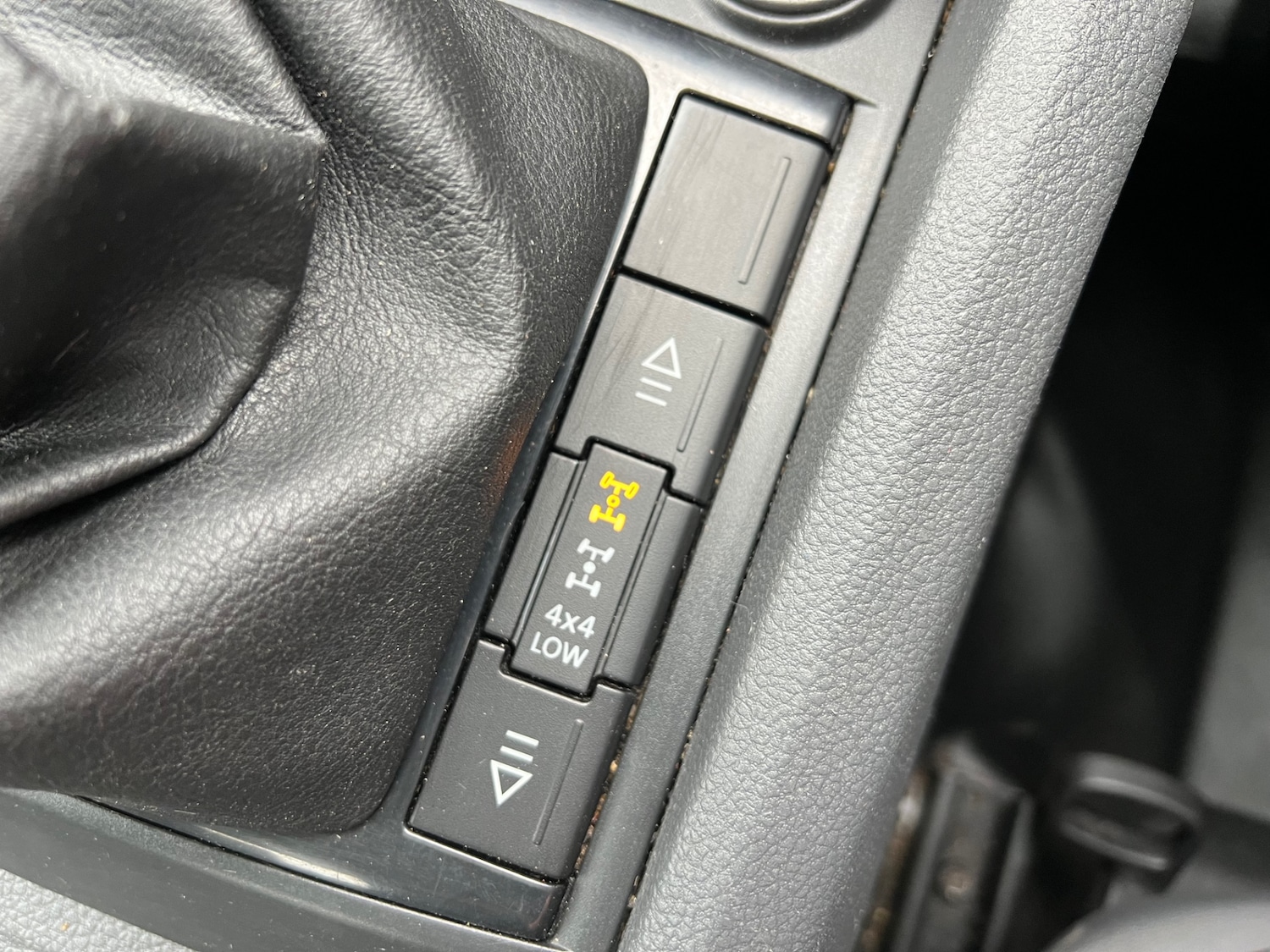 Used Volkswagen Amarok 2015 for sale - 77782017: Photo 12