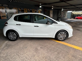 Used Peugeot 208 2014 for sale - 79430429: Photo