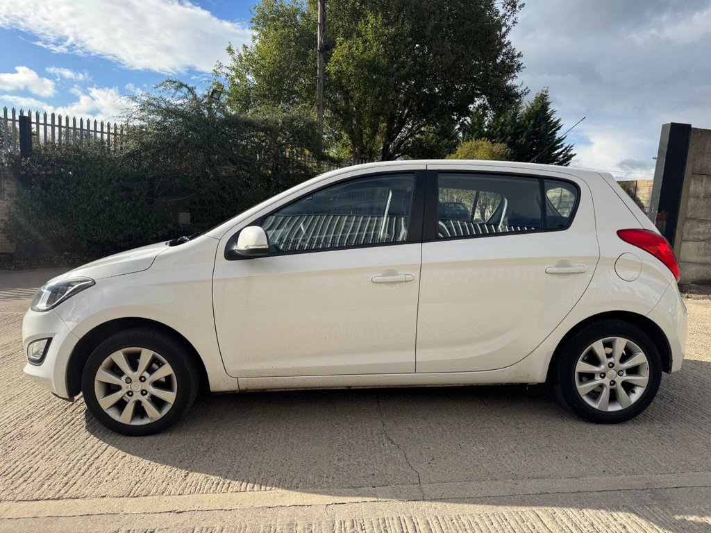Used Hyundai i20 2014 for sale - 76367680: Photo 2