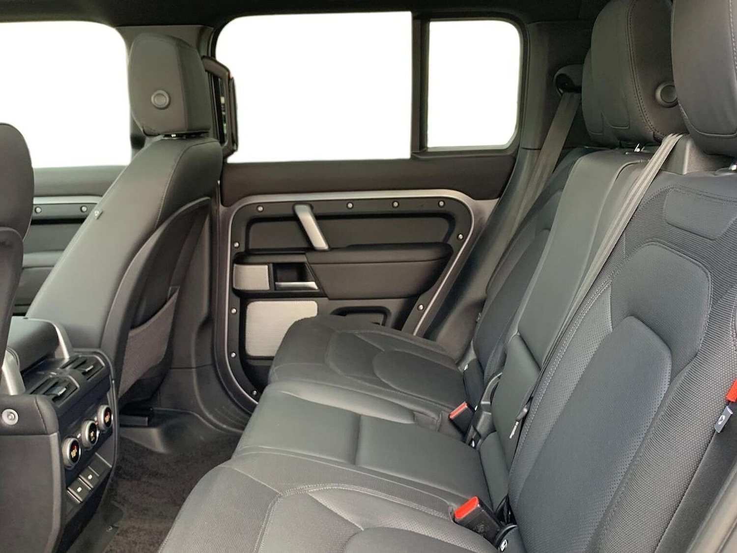 Used Land Rover Defender 2023 for sale - 76951184: Photo 4