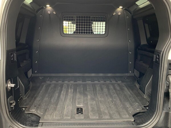 Used Land Rover Defender 2023 for sale - 76287209: Photo 10