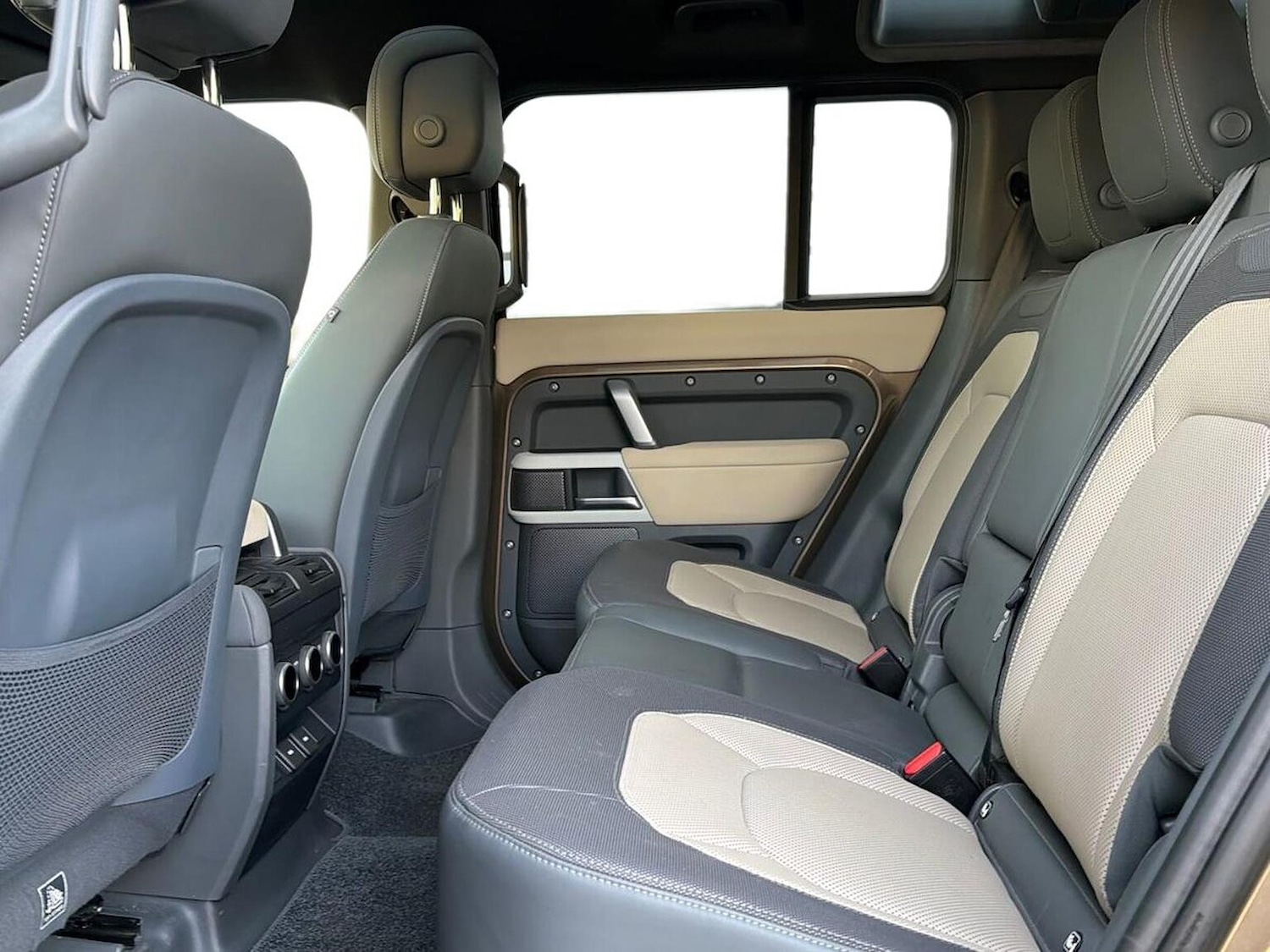 Used Land Rover Defender 2023 for sale - 76935404: Photo 4