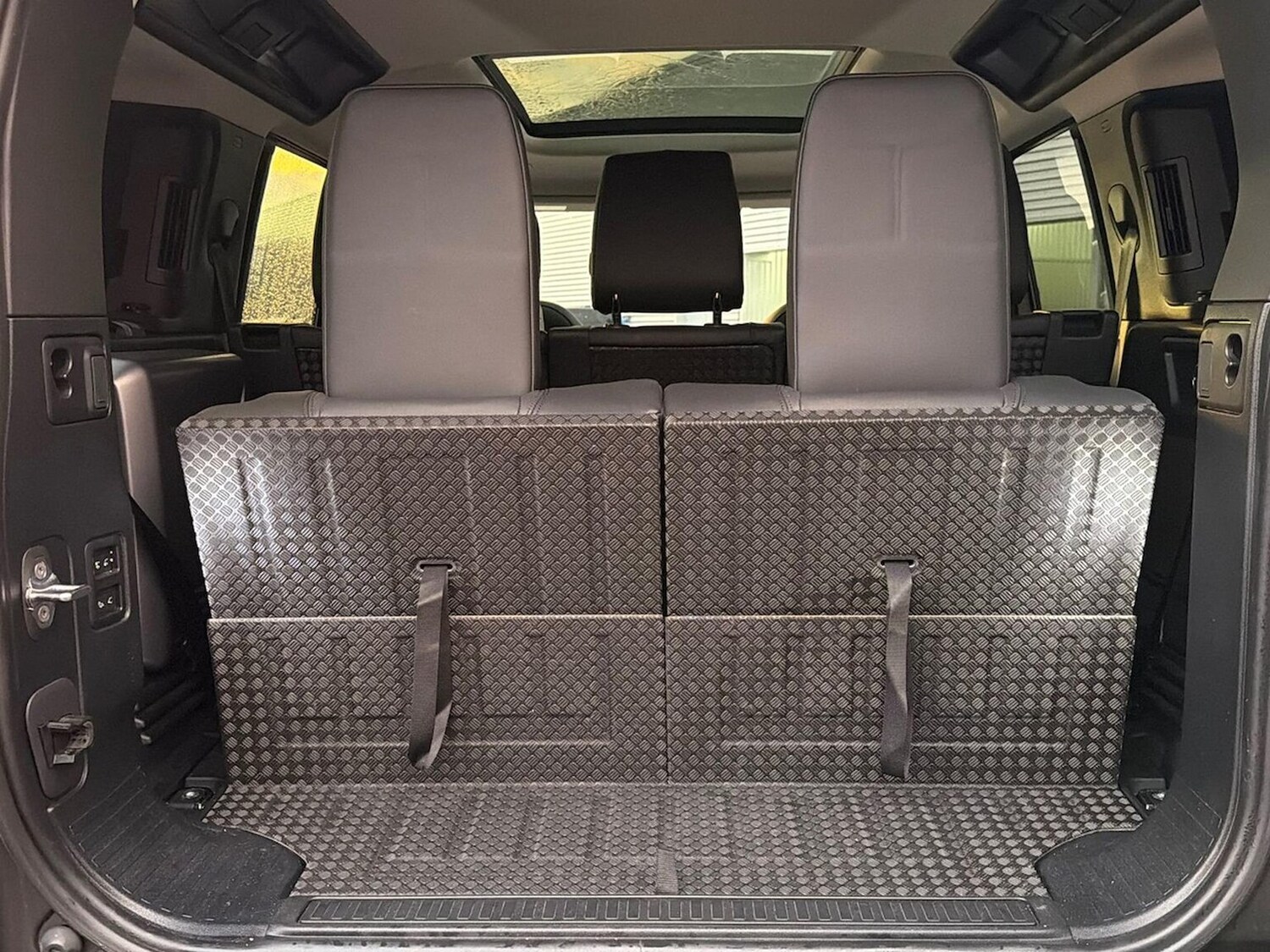 Used Land Rover Defender 2021 for sale - 76821749: Photo 32