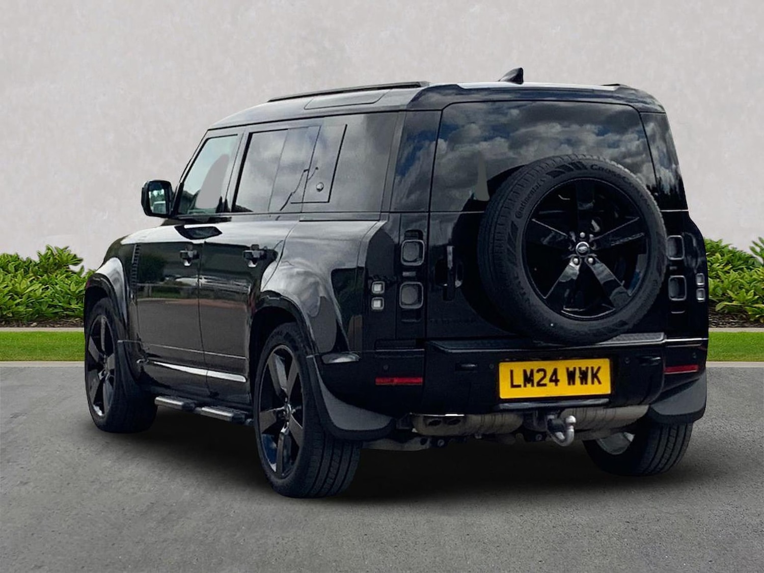 Used Land Rover Defender 2024 for sale - 76518607: Photo 2