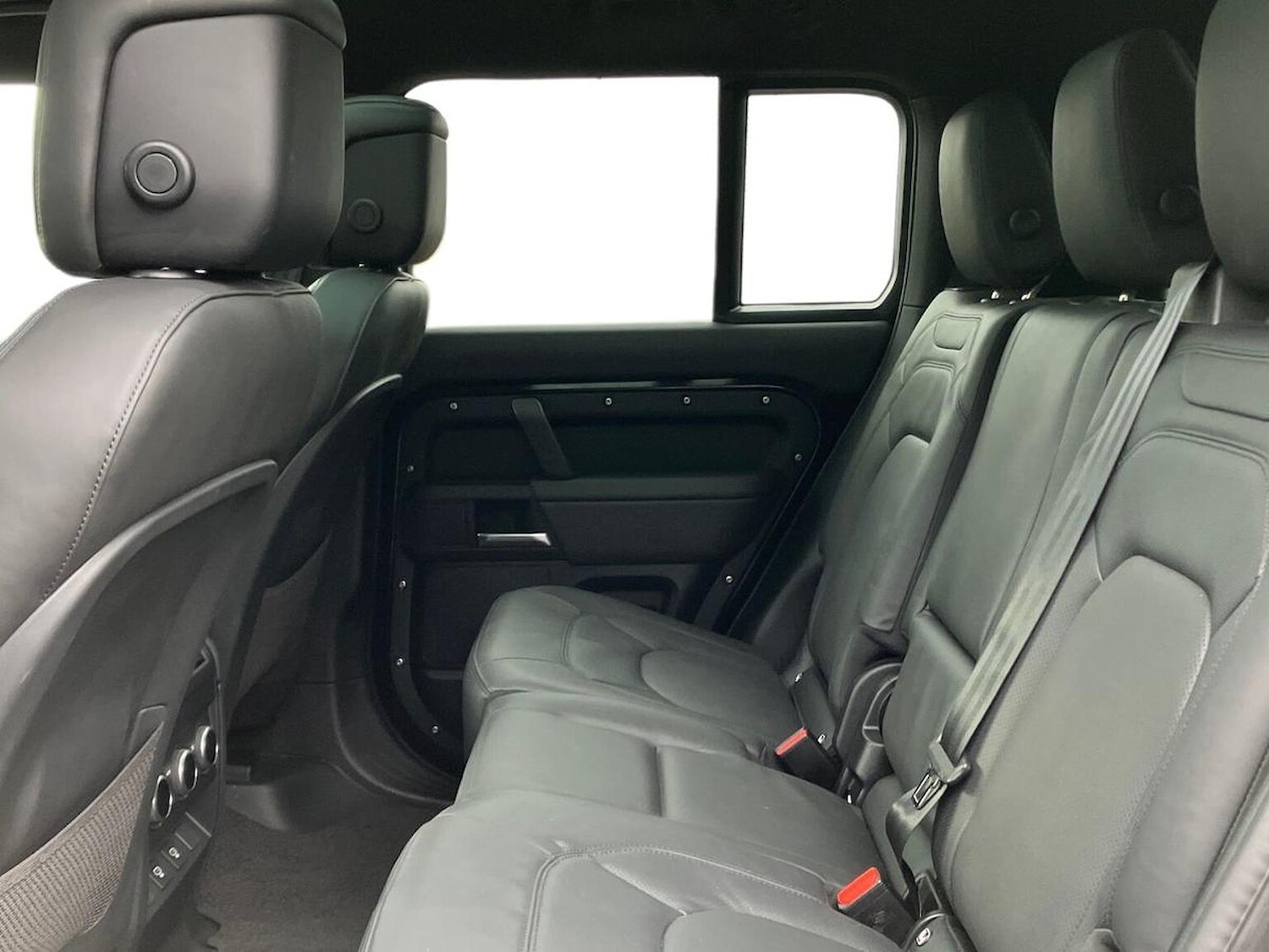 Used Land Rover Defender 2024 for sale - 76885044: Photo 4