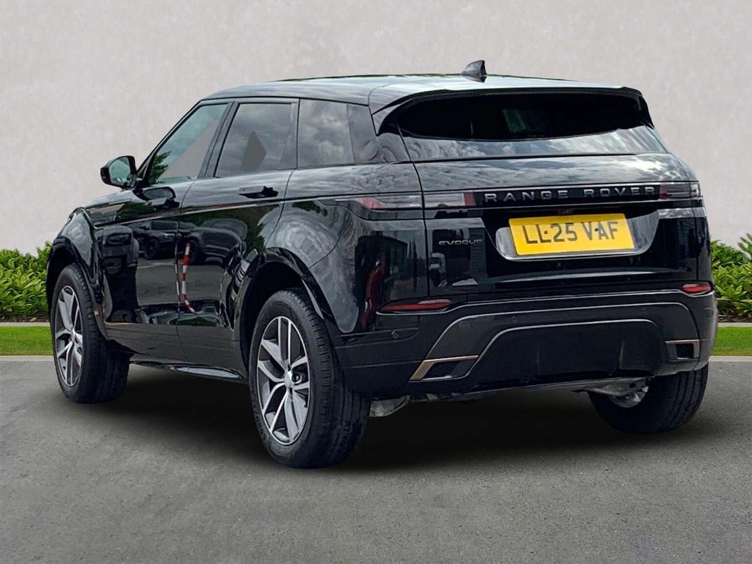 Used Land Rover Range Rover Evoque 2025 for sale - 77489437: Photo 2