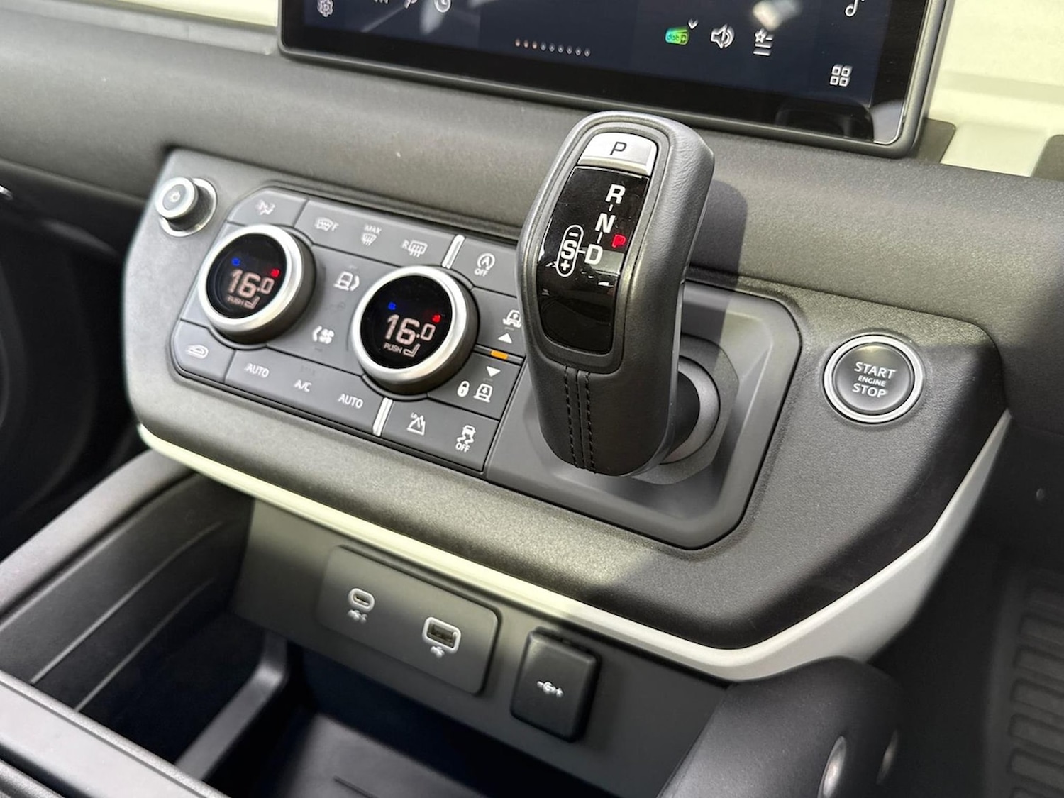 Used Land Rover Defender 2021 for sale - 76741196: Photo 13