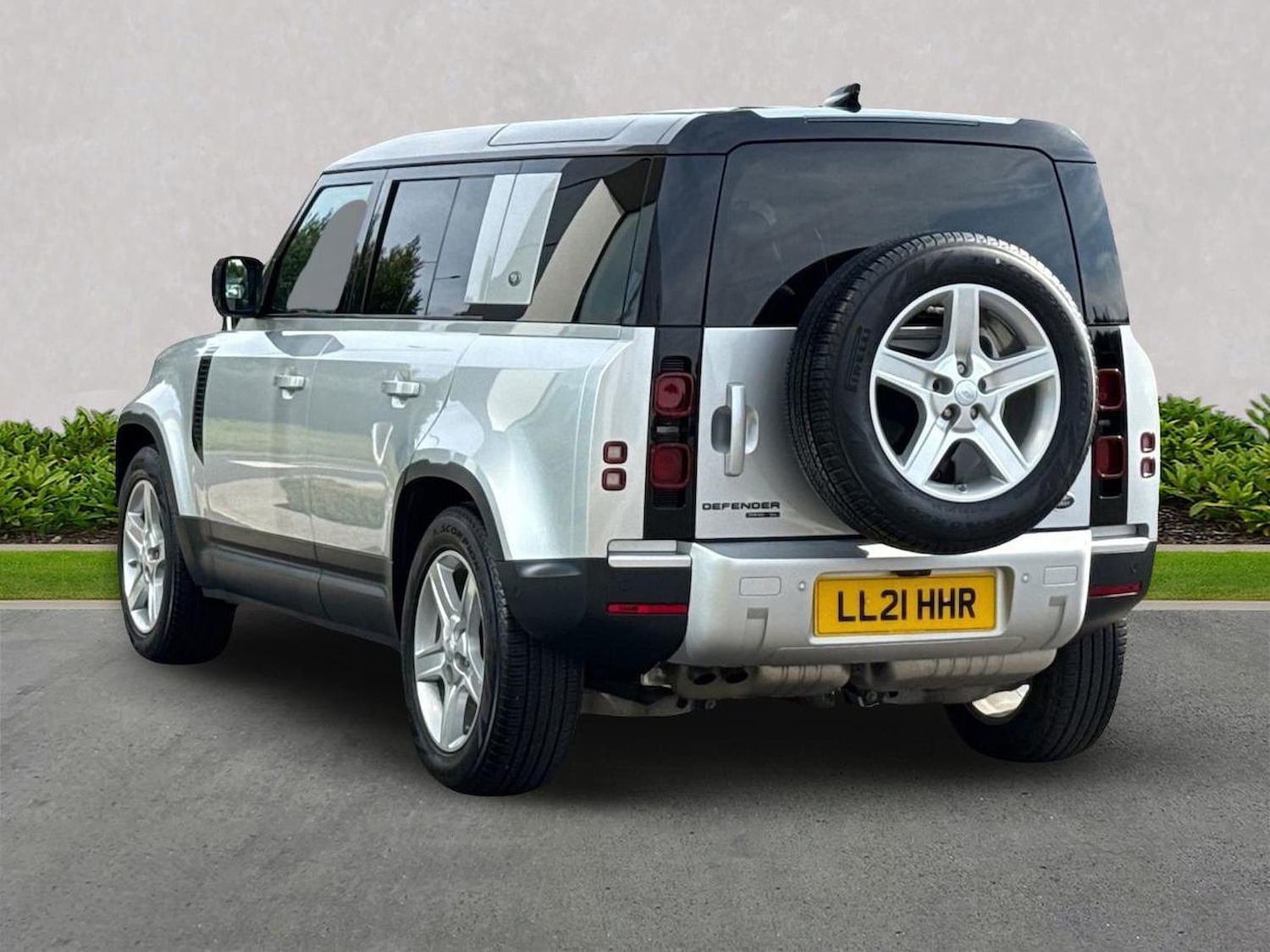Used Land Rover Defender 2021 for sale - 76741196: Photo 2