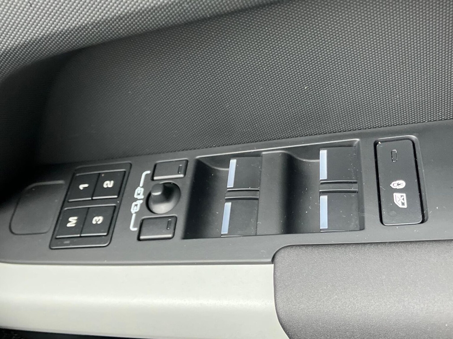 Used Land Rover Defender 2024 for sale - 77983998: Photo 25