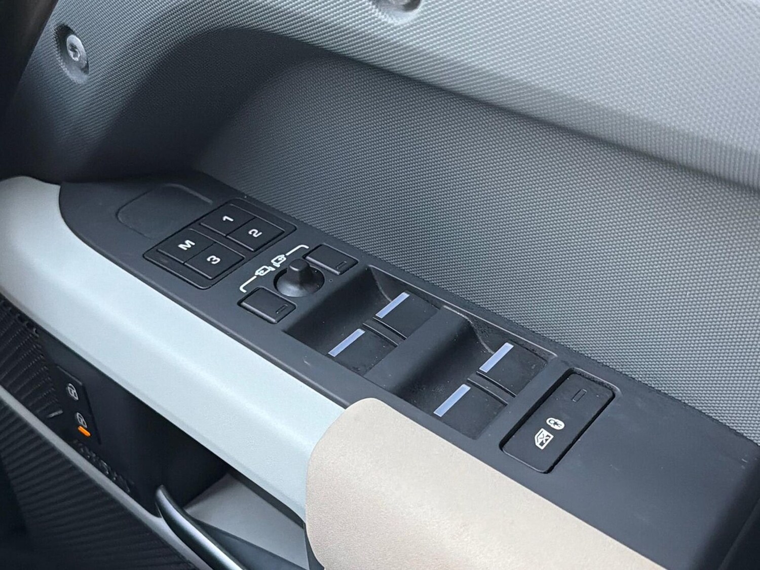 Used Land Rover Defender 2023 for sale - 77488137: Photo 25