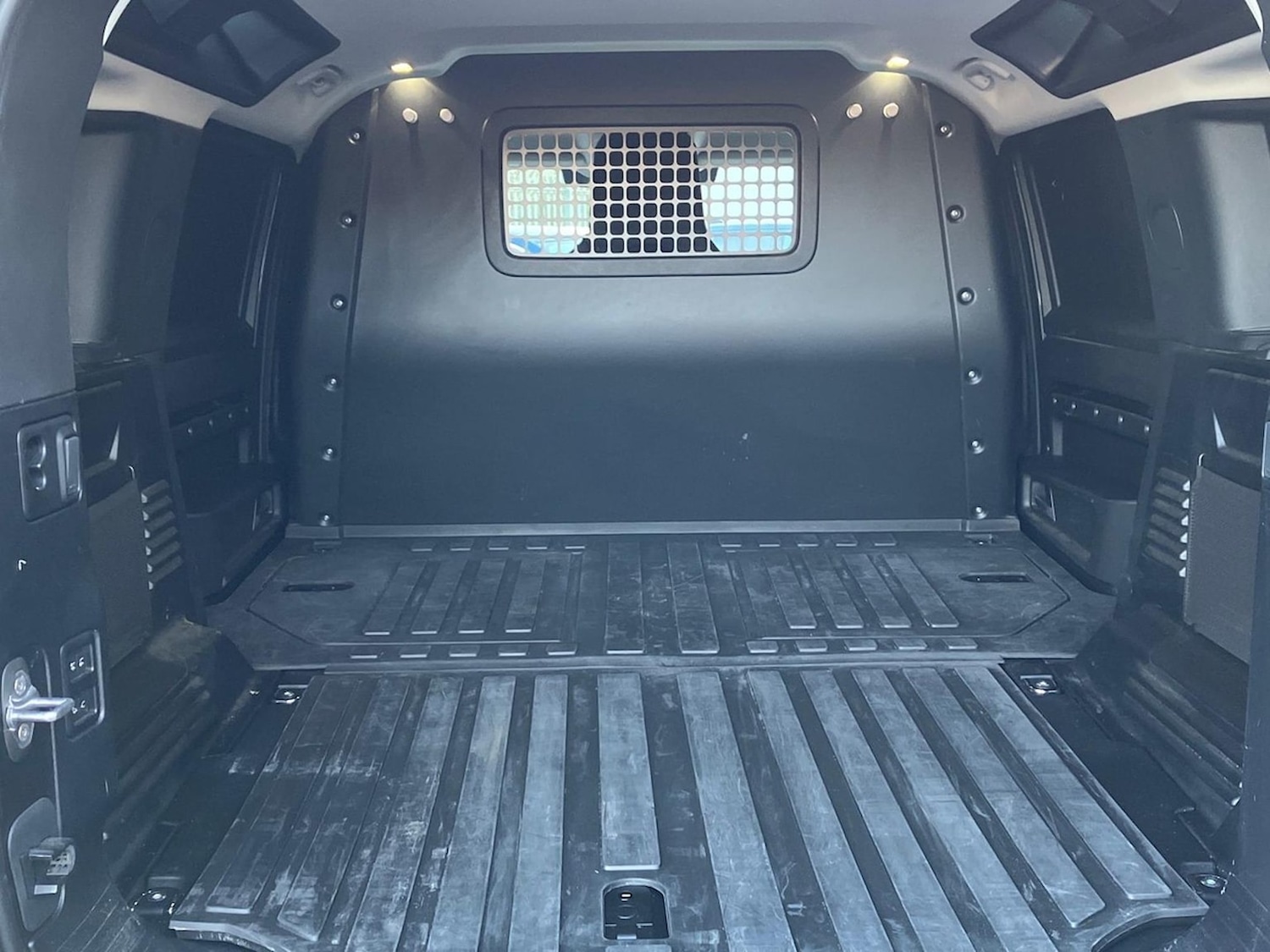 Used Land Rover Defender 2023 for sale - 78145914: Photo 12