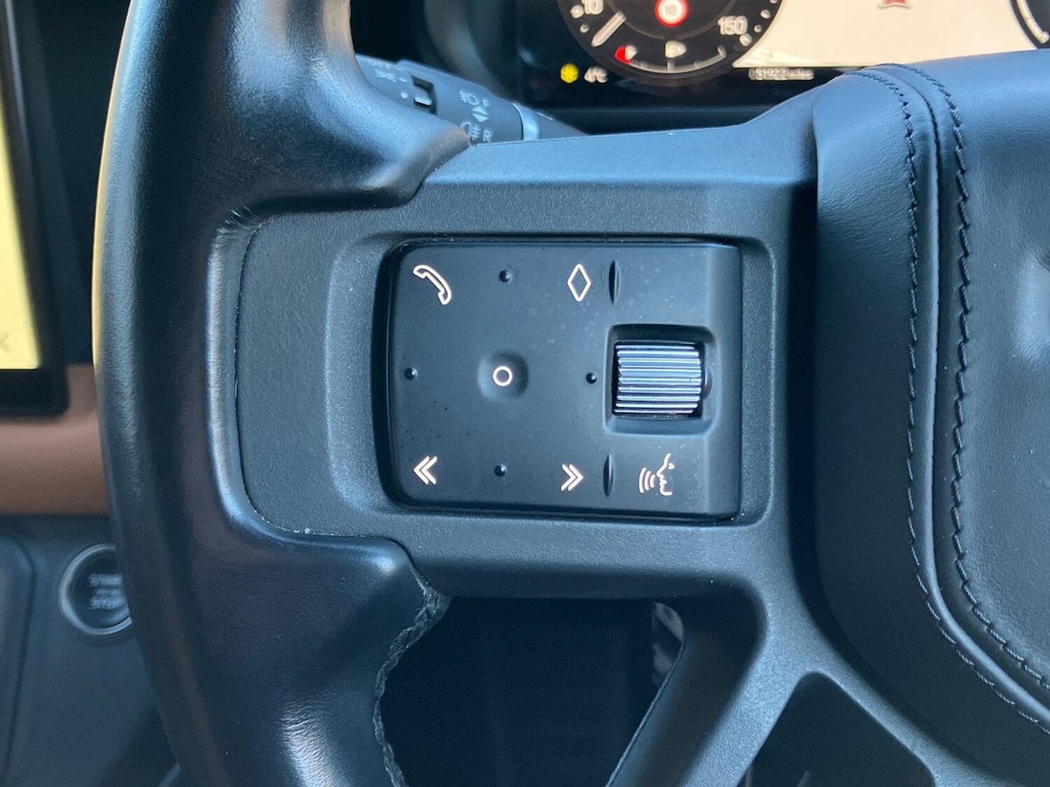 Used Land Rover Defender 2023 for sale - 77488117: Photo 32