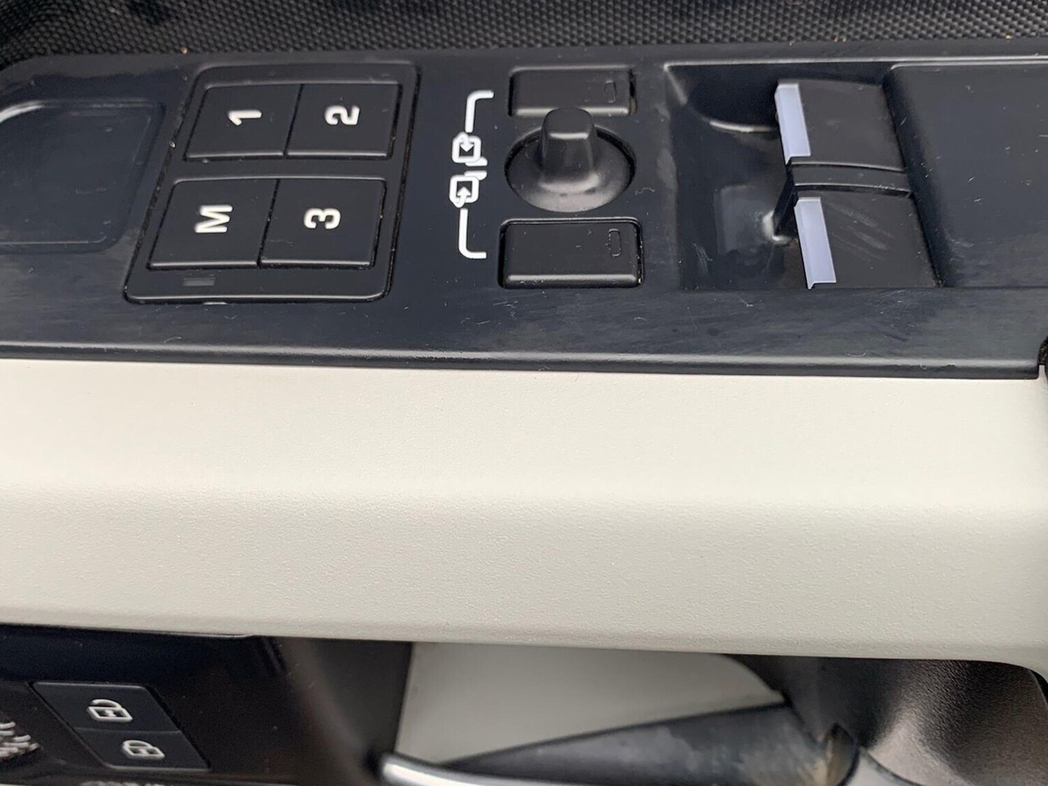 Used Land Rover Defender 2023 for sale - 76287210: Photo 25
