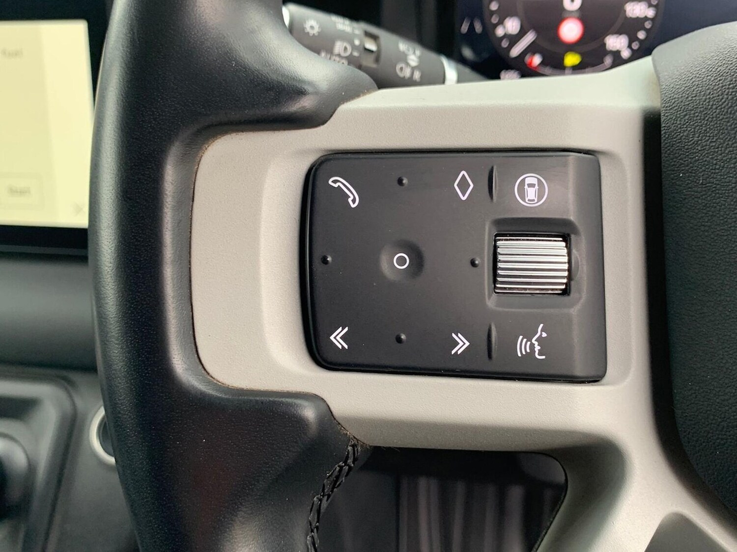 Used Land Rover Defender 2023 for sale - 76287210: Photo 34