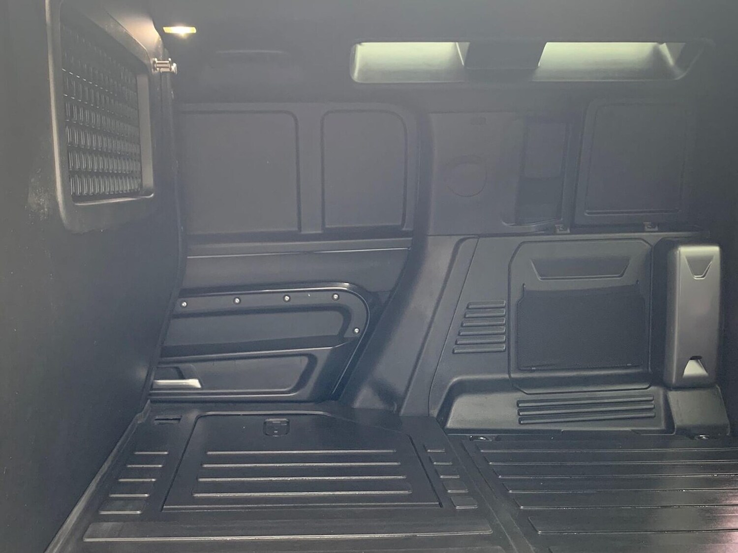 Used Land Rover Defender 2023 for sale - 76287210: Photo 4