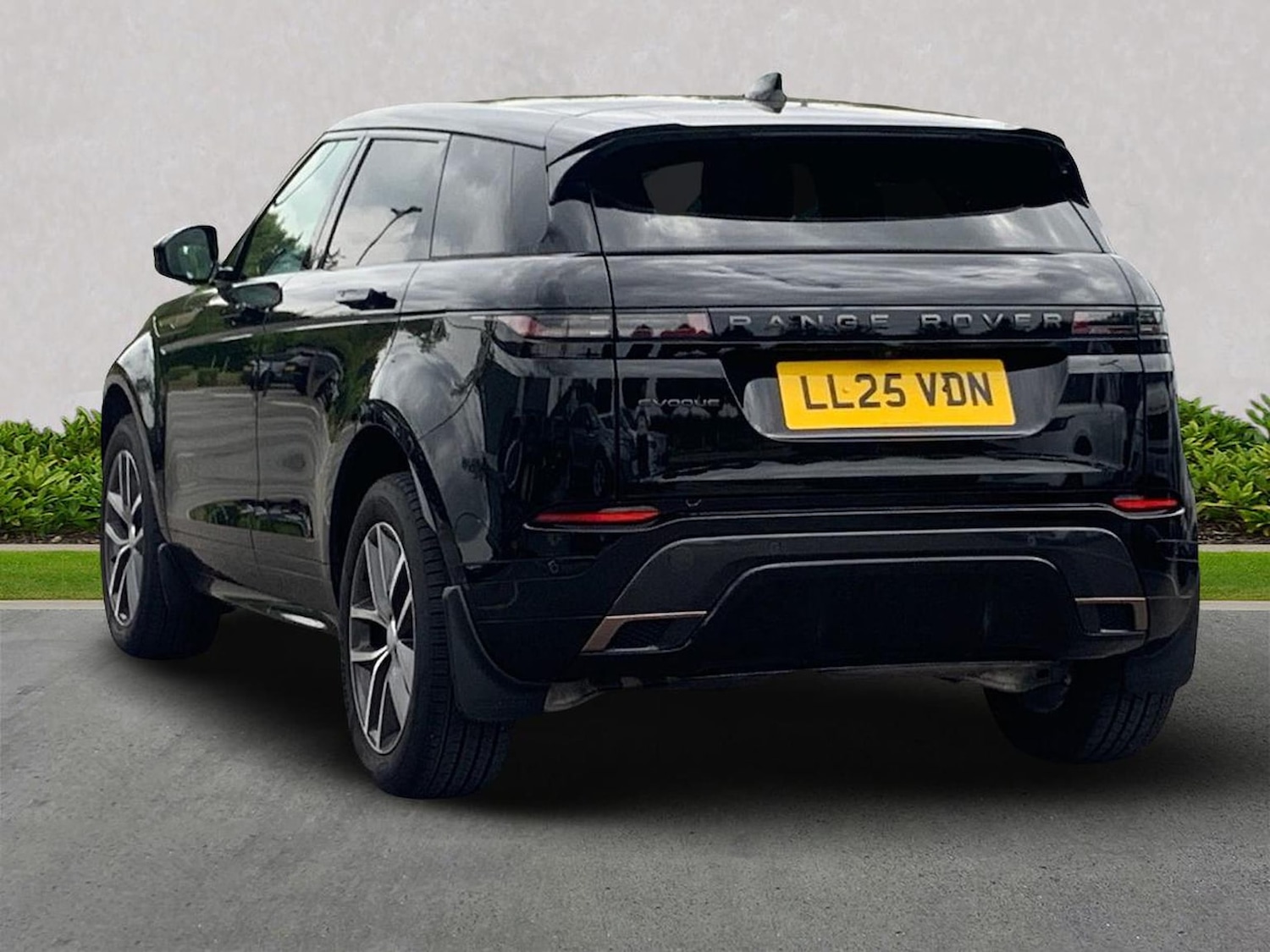 Used Land Rover Range Rover Evoque 2025 for sale - 77489455: Photo 2