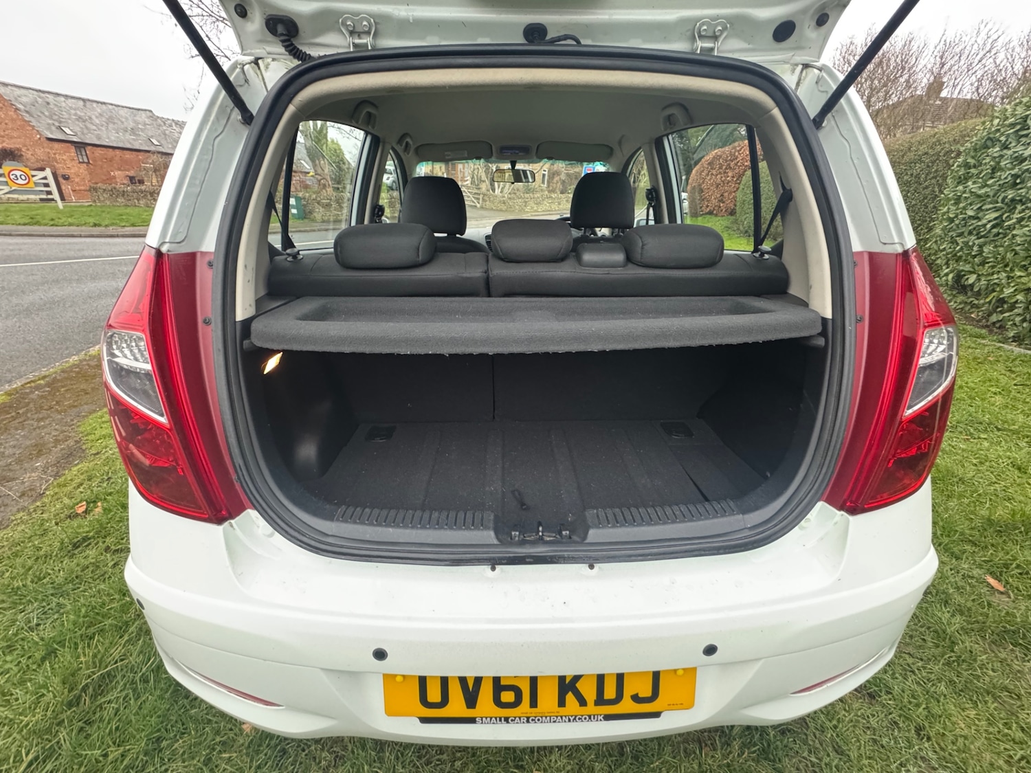 Used Hyundai i10 2011 for sale - 77610135: Photo 11