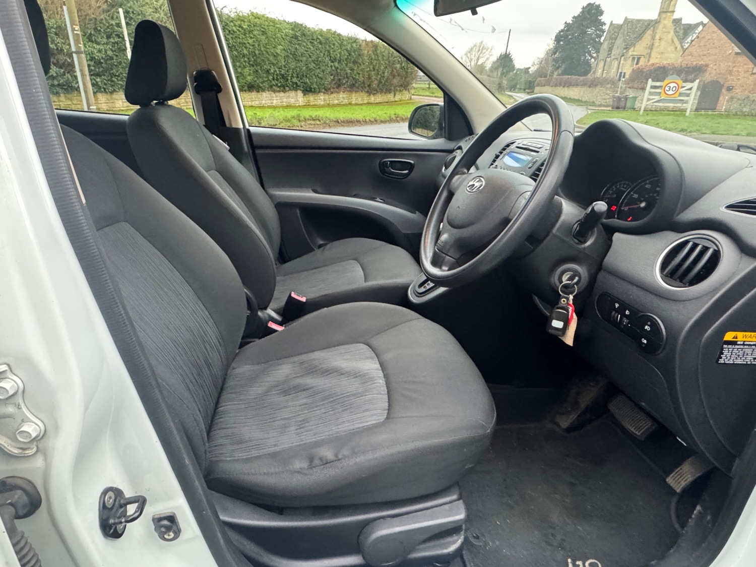 Used Hyundai i10 2011 for sale - 77610135: Photo 13