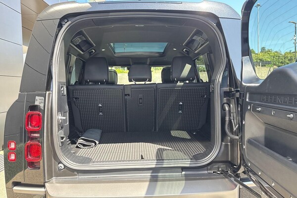 Used Land Rover Defender 110 2025 for sale - 75247337: Photo 31