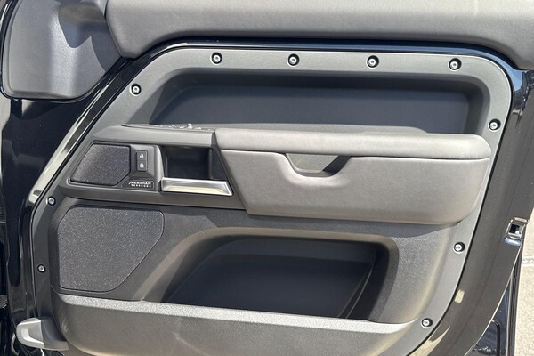 Used Land Rover Defender 110 2025 for sale - 75247337: Photo 51