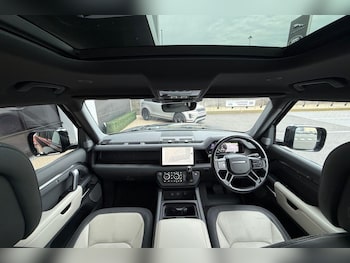 Used Land Rover Defender 130 2022 for sale - 76151173: Photo