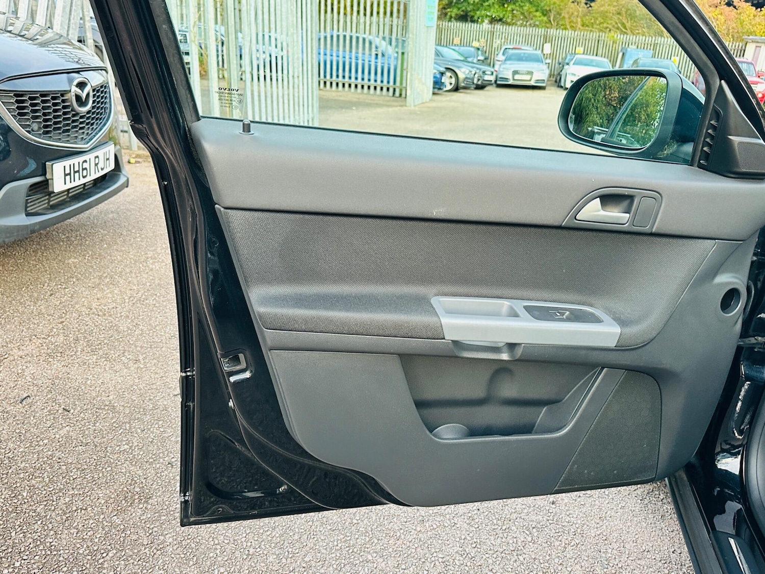 Used Volvo S40 2010 for sale - 76988966: Photo 24