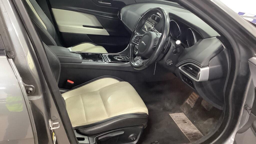 Used Jaguar XE 2015 for sale - 77377141: Photo 4