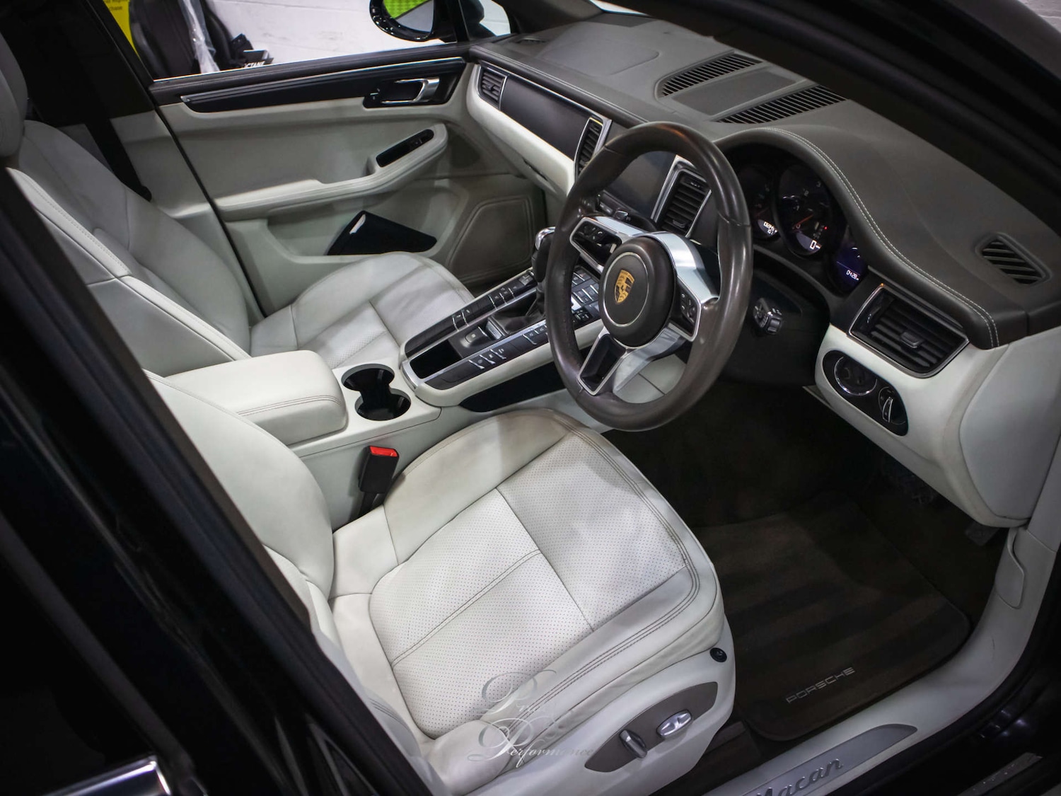 Used Porsche Macan 2016 for sale - 77431853: Photo 2