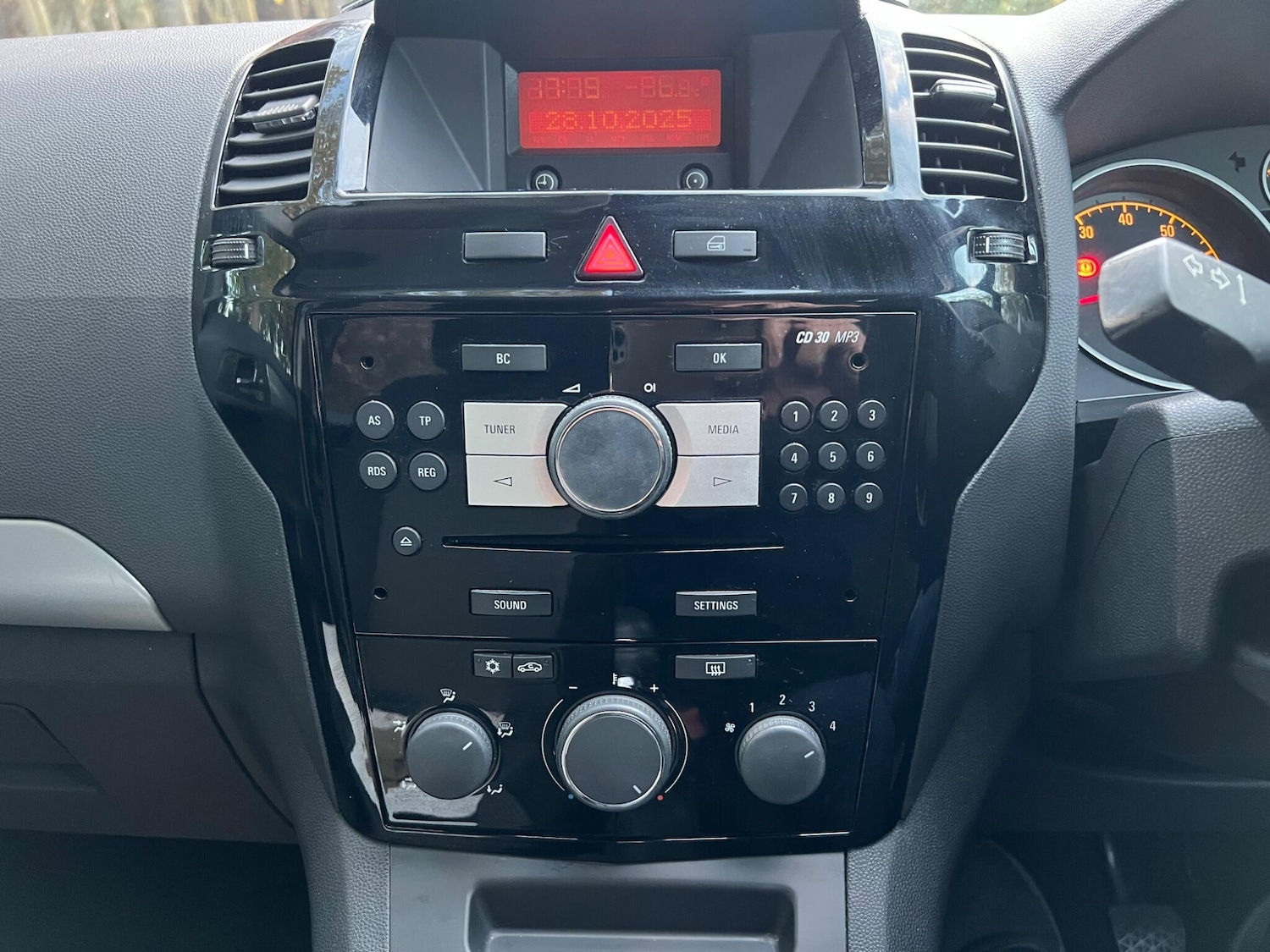 Used Vauxhall Zafira 2013 for sale - 76408976: Photo 18