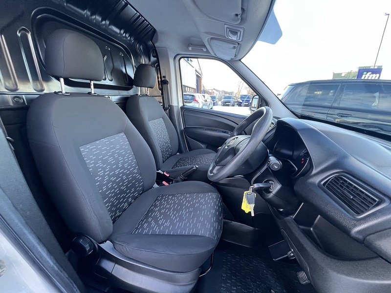 Used Vauxhall Combo 2017 for sale - 77118262: Photo 2