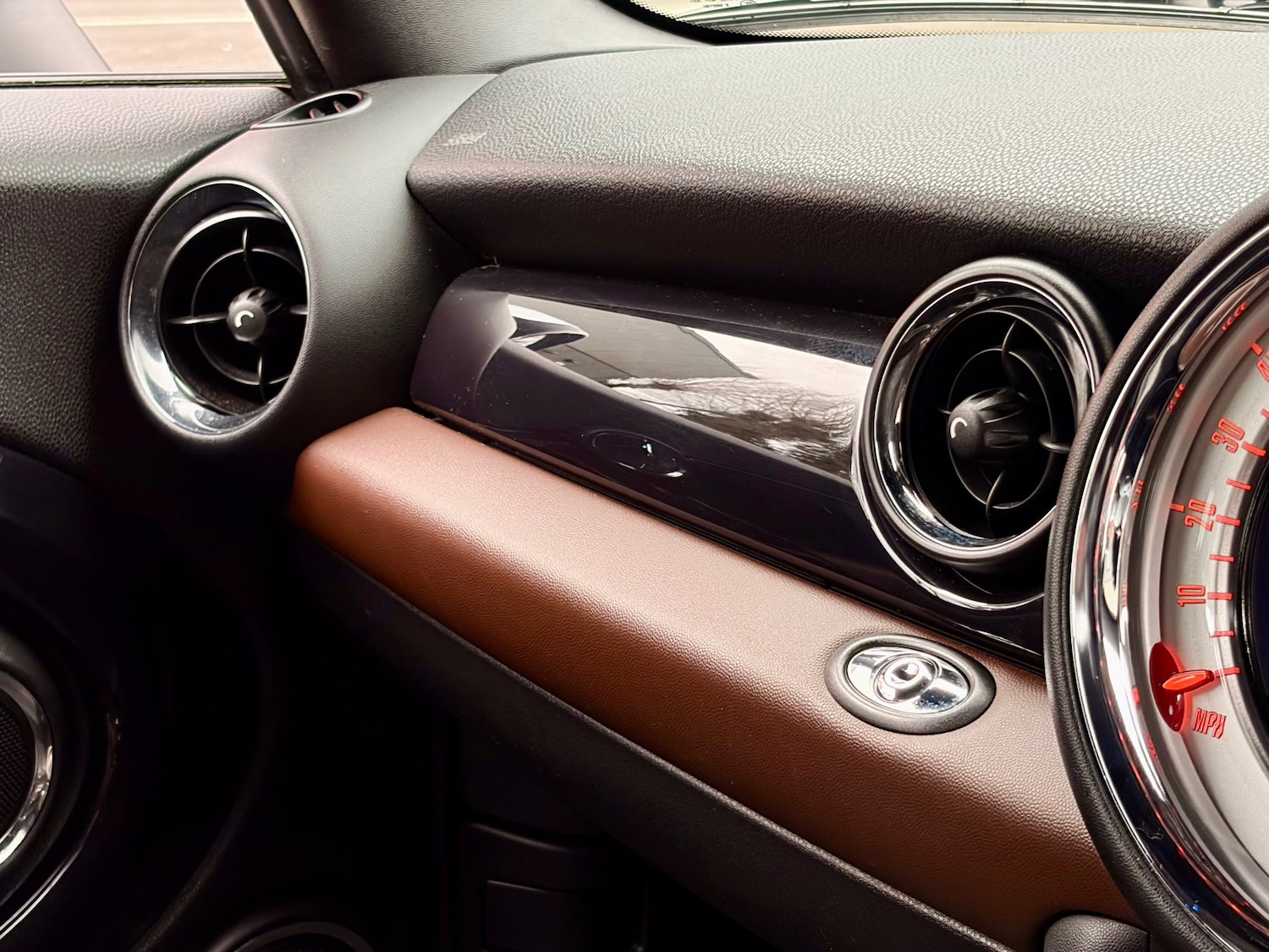 Used MINI Convertible 2011 for sale - 78020500: Photo 25