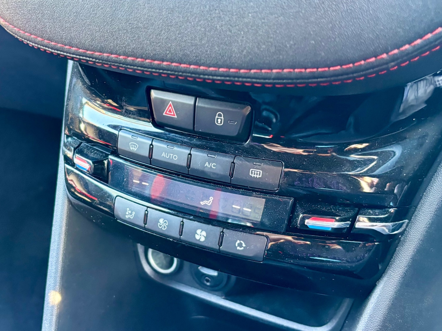 Used Peugeot 208 2014 for sale - 77569797: Photo 29