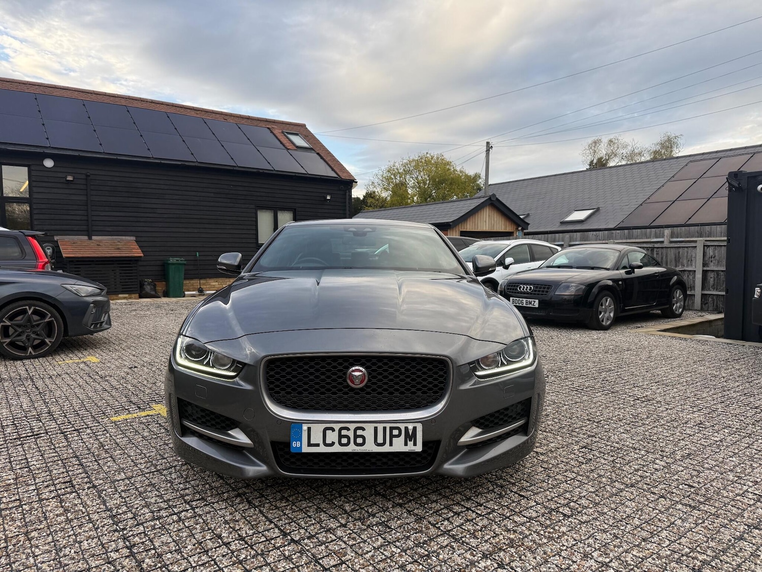 Used Jaguar XE 2016 for sale - 76485033: Photo 2