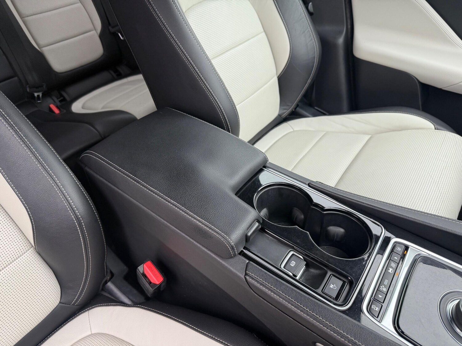 Used Jaguar F-Pace 2016 for sale - 76084053: Photo 32