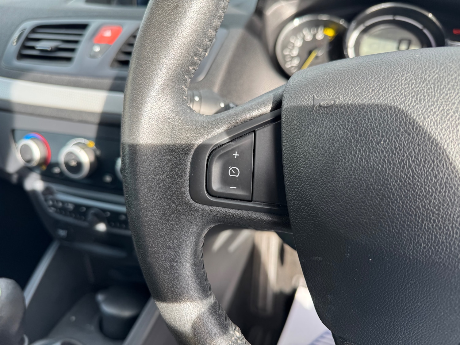 Used Renault Megane 2011 for sale - 77653635: Photo 16