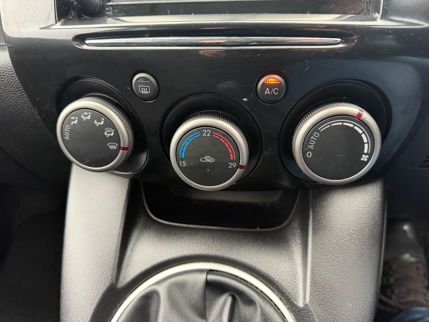 Used Mazda Mazda2 2014 for sale - 77143874: Photo 21