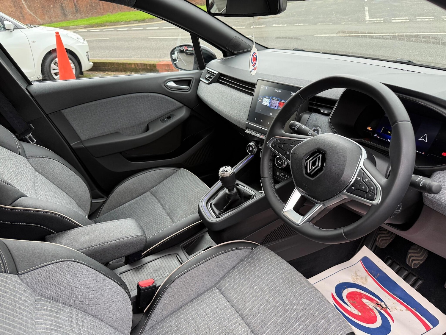 Used Renault Clio 2024 for sale - 76644551: Photo 11