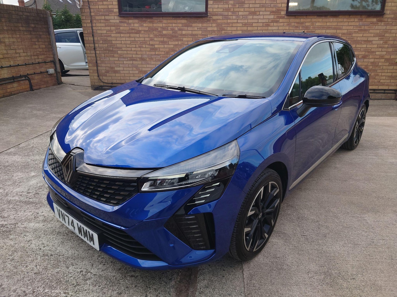 Used Renault Clio 2024 for sale - 76644980: Photo 3