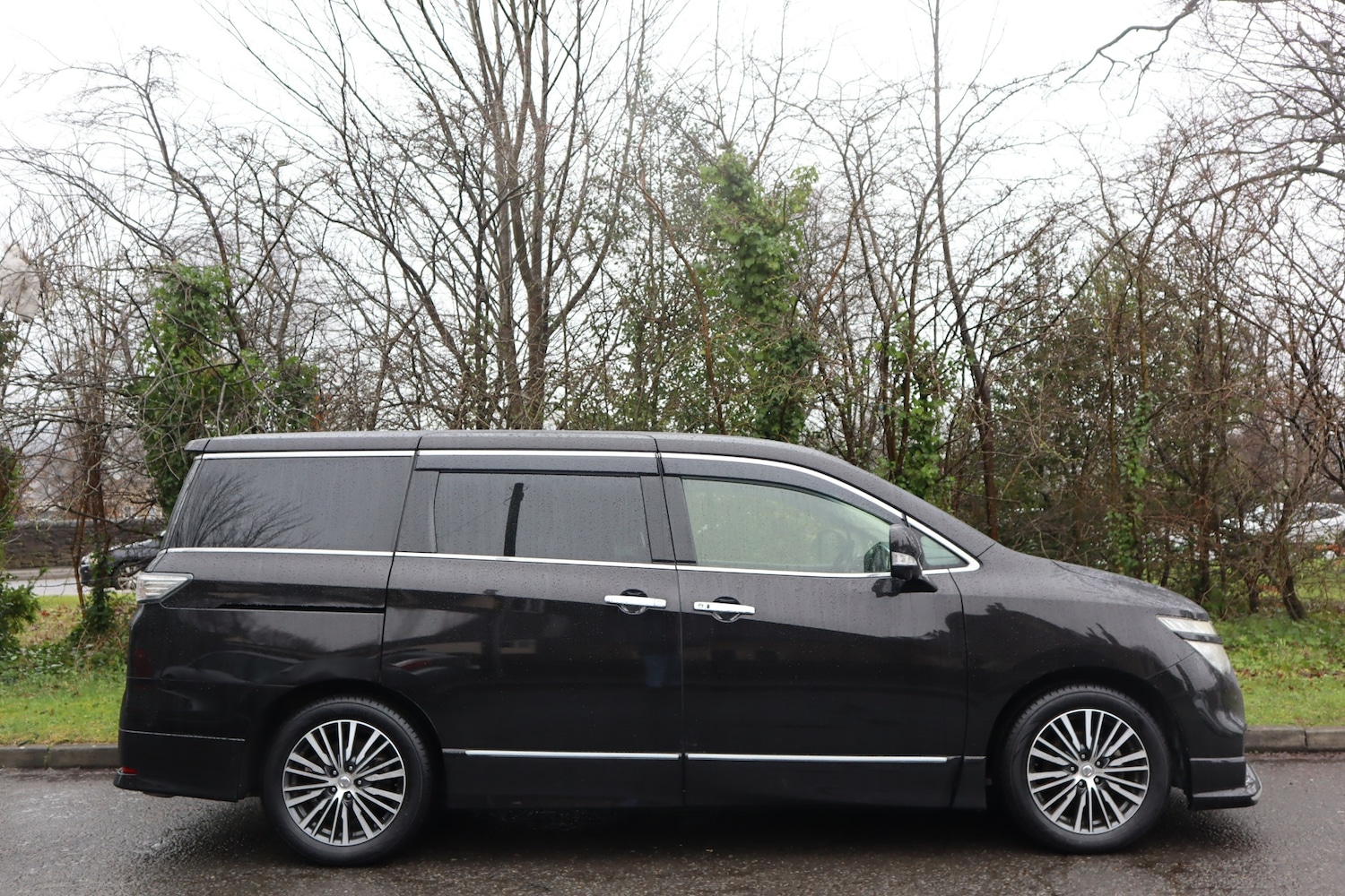 Used Nissan Elgrand 2014 for sale - 77467845: Photo 2