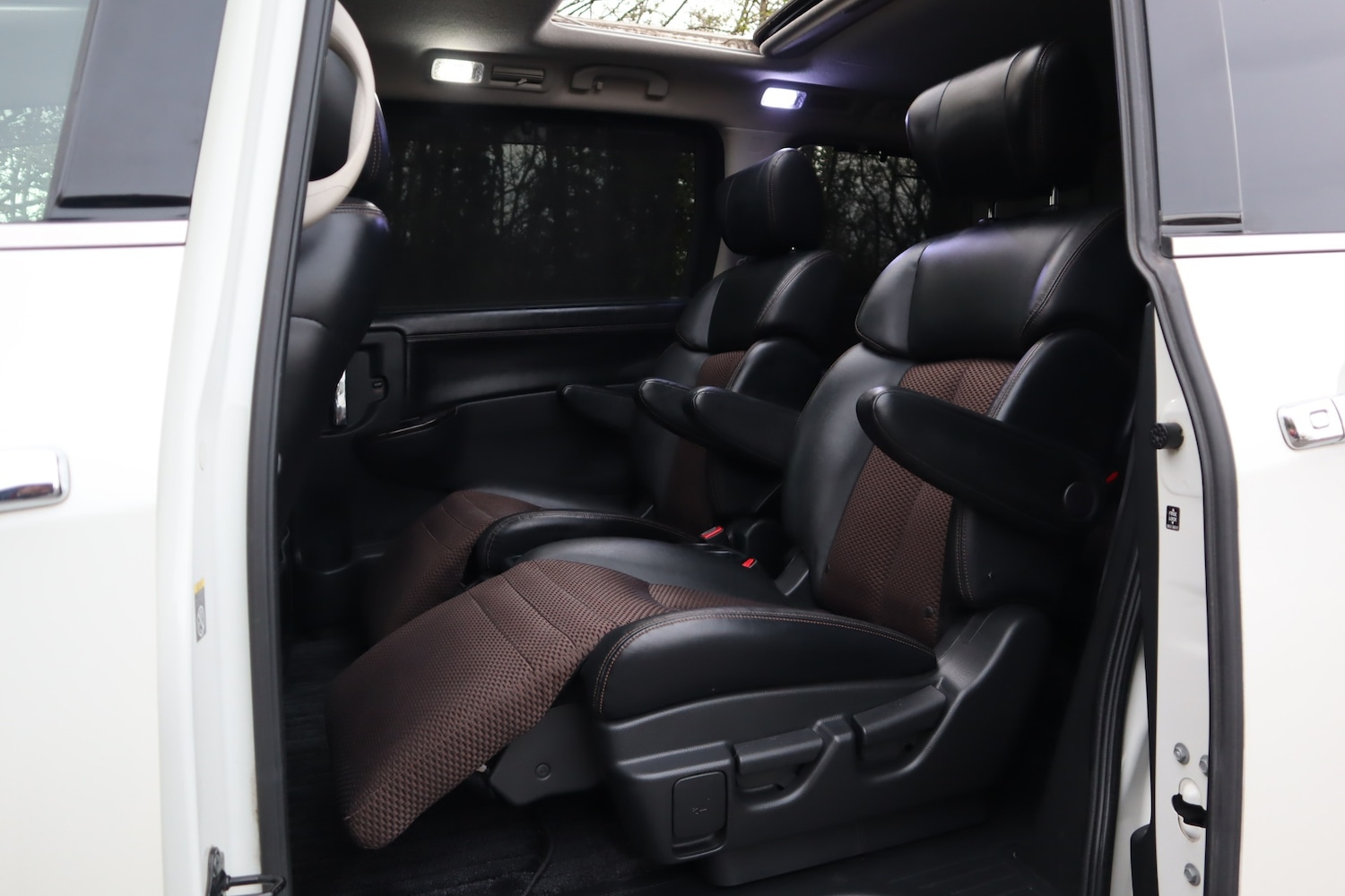 Used Nissan Elgrand 2010 for sale - 77994457: Photo 12