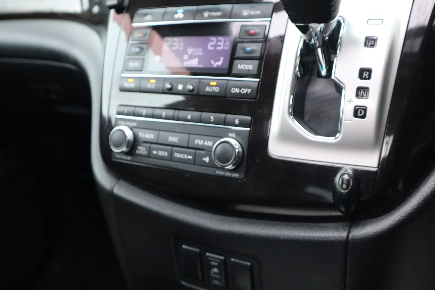 Used Nissan Elgrand 2010 for sale - 77994457: Photo 19