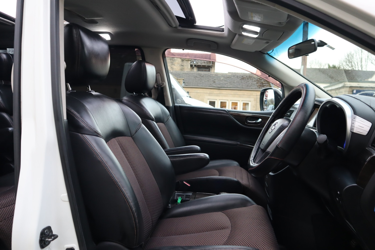 Used Nissan Elgrand 2010 for sale - 77994457: Photo 9