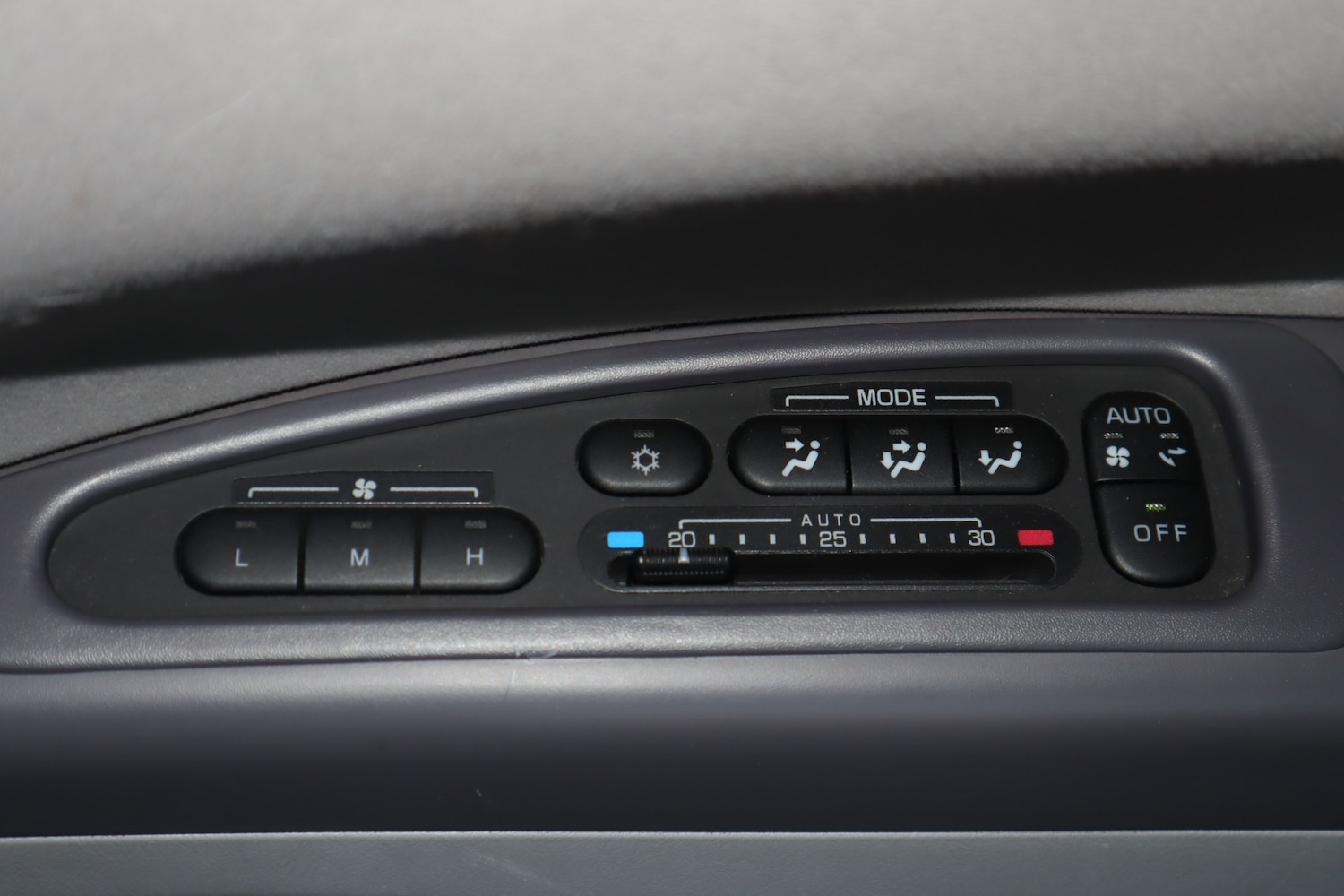 Used Mitsubishi Delica 2005 for sale - 76123139: Photo 17