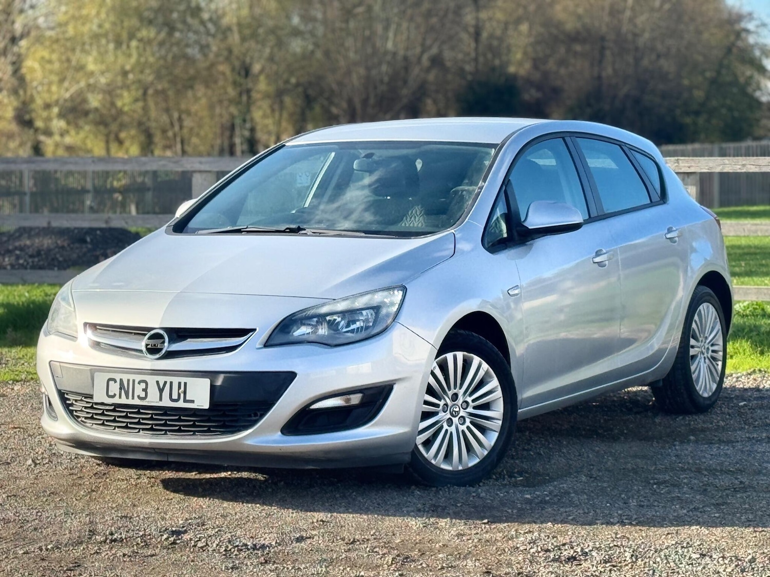 Used Vauxhall Astra 2013 for sale - 78083917: Photo 2