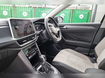 Used Volkswagen T-Roc 2023 for sale - 76111228: Photo 2