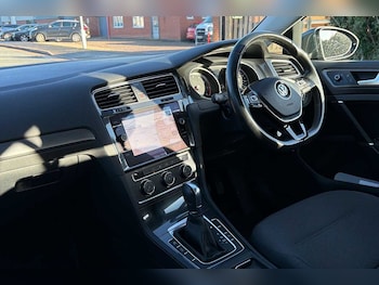 Used Volkswagen Golf 2017 for sale - 76800353: Photo
