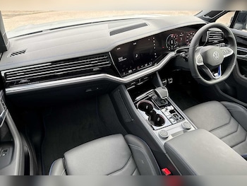 Used Volkswagen Touareg 2025 for sale - 76110528: Photo 2