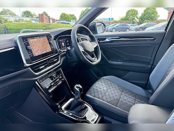 Used Volkswagen T-Roc 2025 for sale - 76110698: Photo 2