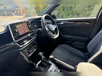 Used Volkswagen T-Roc 2025 for sale - 76110803: Photo 2