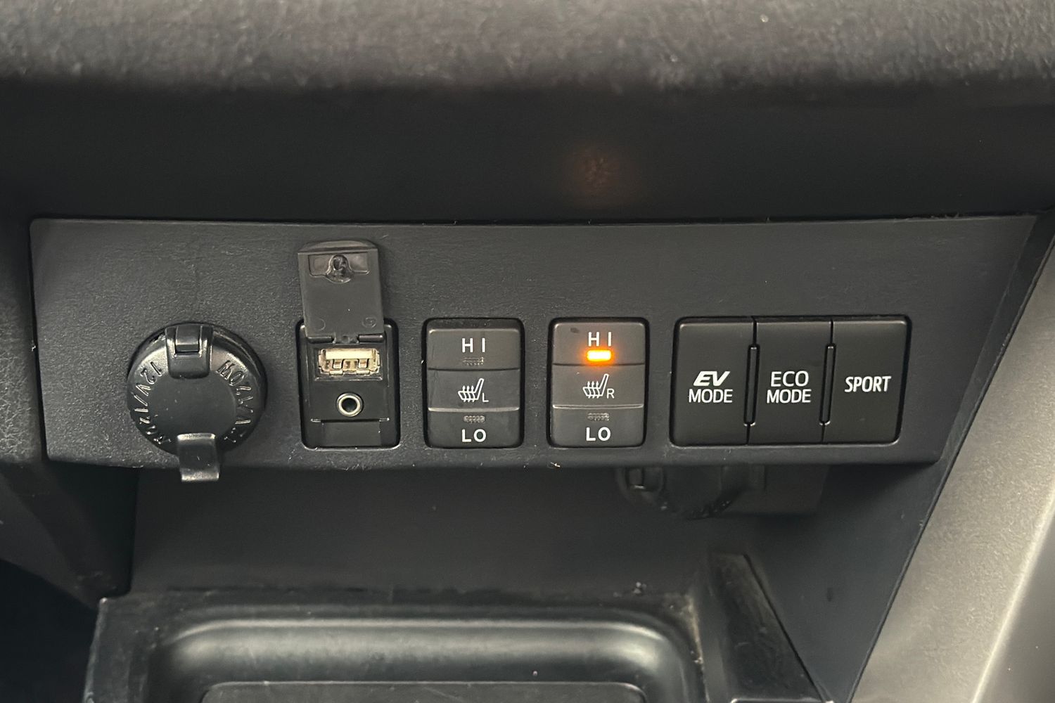 Used Toyota RAV4 2017 for sale - 76888232: Photo 18